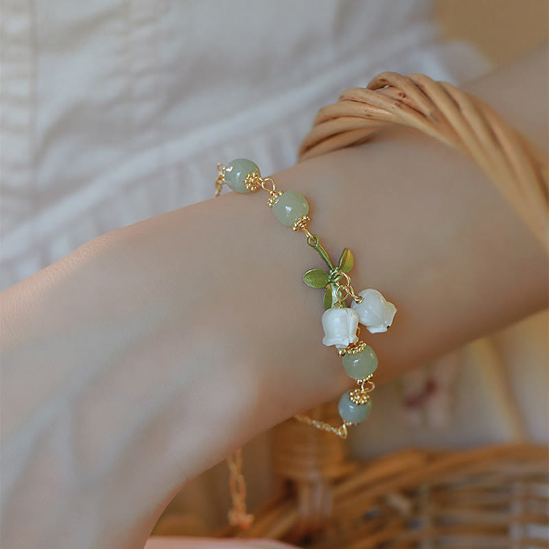 Armband Grüne Jade – Wohlstand mit weißen Blüten Naturstein elegant getragen
