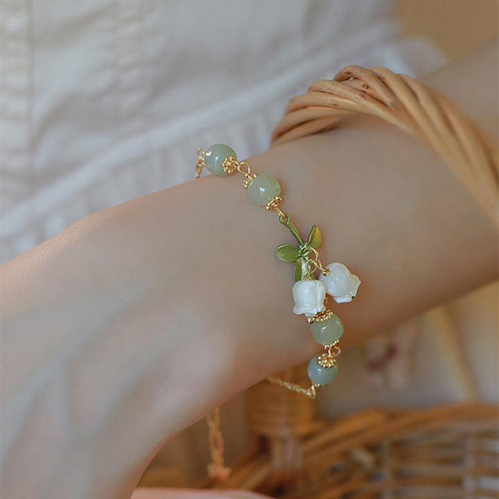 Armband Grüne Jade – Wohlstand mit weißen Blüten Naturstein elegant getragen