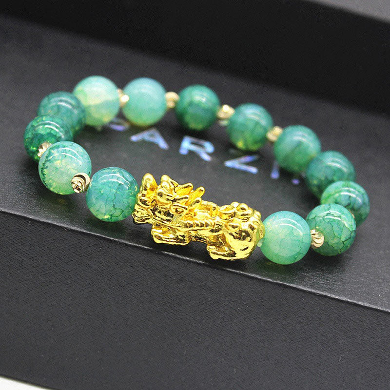 Grünes Jade Pixiu Armband Nahaufnahme auf schwarzem Hintergrund Naturstein