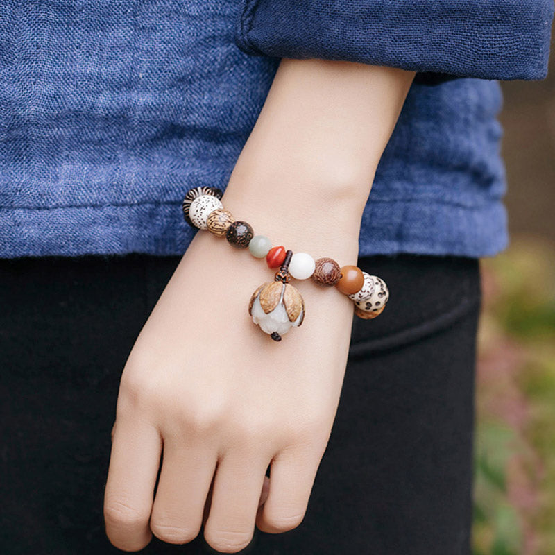 Armband Bodhi Lotus Frieden mit braunen Perlen am Handgelenk getragen