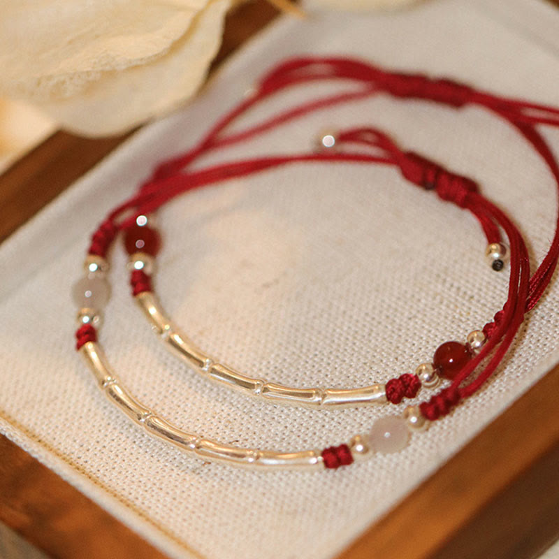 Rotes Achat Armband mit Bambus und Silber auf cremefarbenem Stoff, Detailansicht