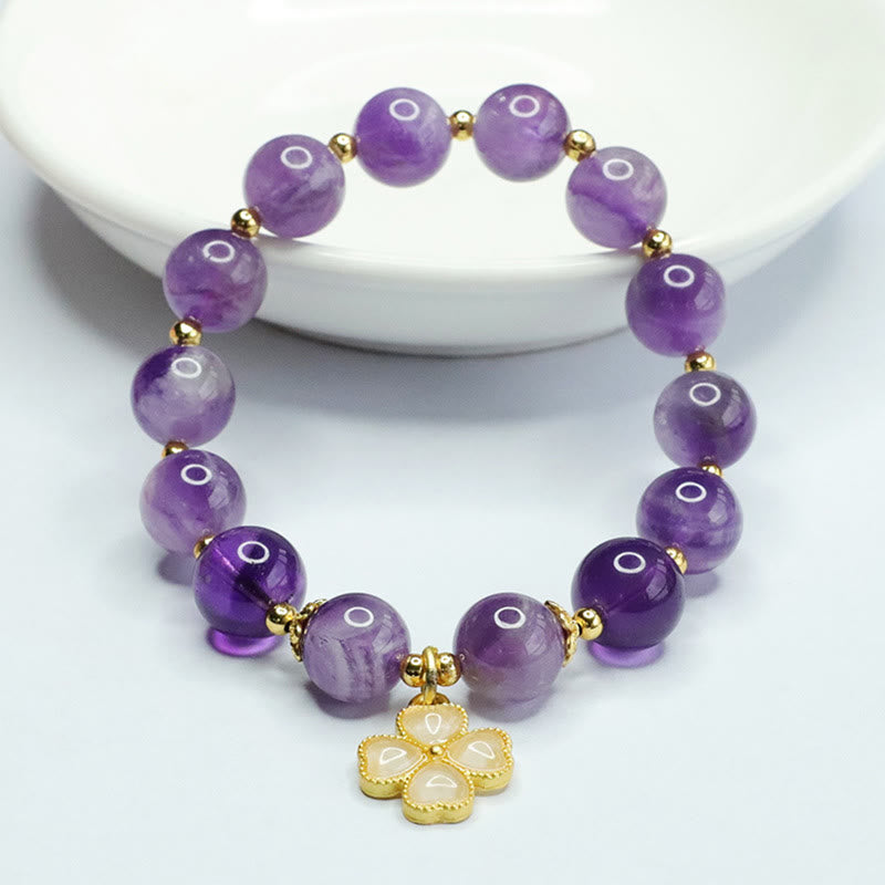 Amethyst Kristall Armband mit goldenem Kleeblatt Anhänger auf Weiß