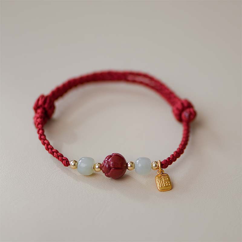 Rotes Armband mit Jade und Zinnober Lotus Charm elegant.
