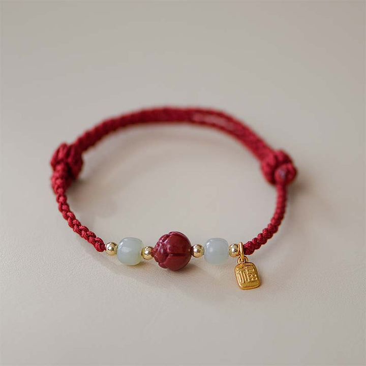 Rotes Armband mit Jade und Zinnober Lotus Charm elegant.