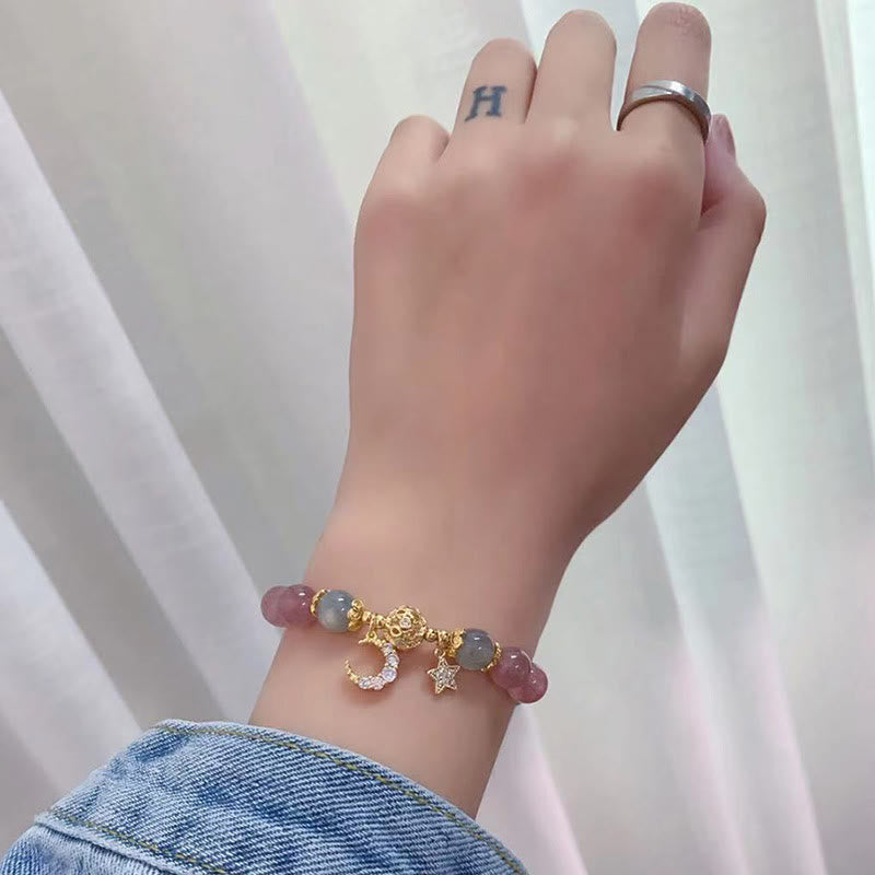 Armband Erdbeerquarz Mondstein Mond – Liebe am Handgelenk getragen rosa Naturstein