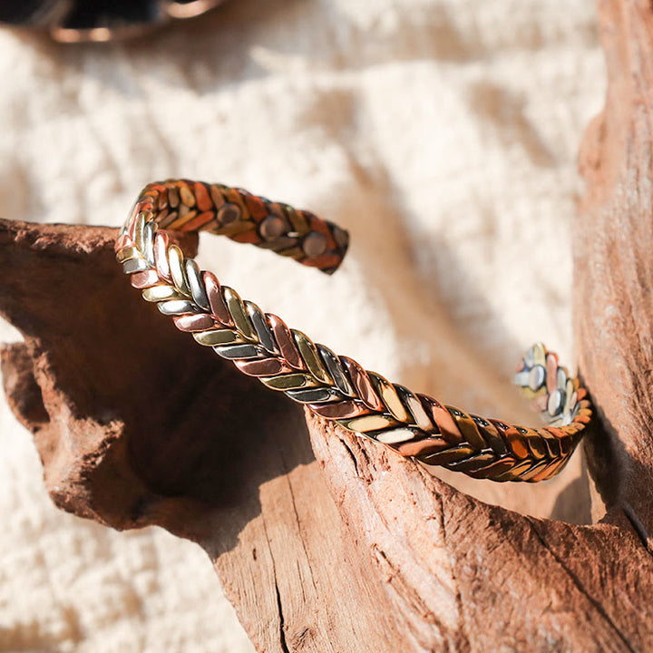Kupfer magnetisches Armband mit Feder-Design trägt Stärke und Eleganz.