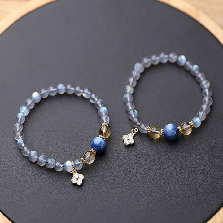 Mondstein Armband mit blauen Steinen und goldenem Schmuck elegant.