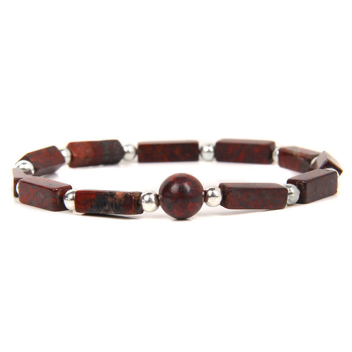 Rotes Tigerauge Armband mit silbernen Perlen auf weißem Hintergrund