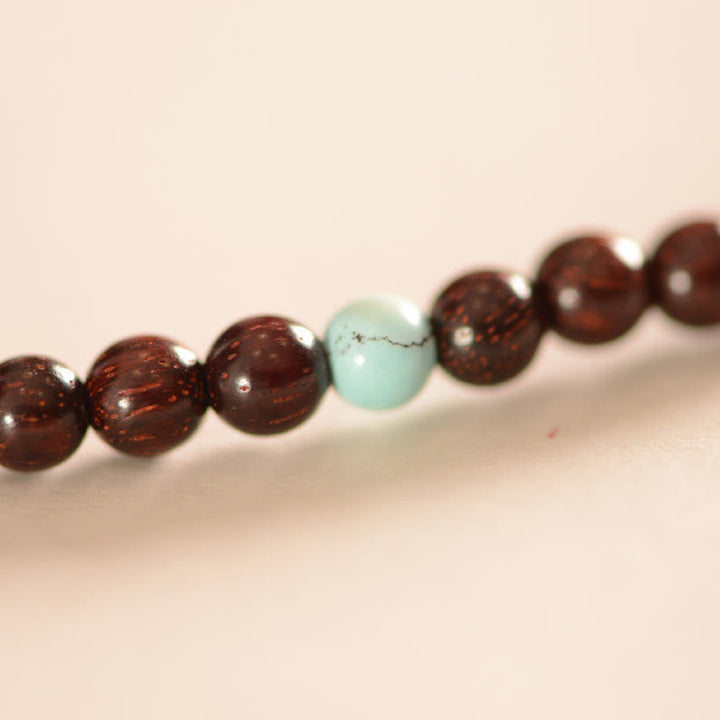 Braunes Sandelholz Armband mit mintgrünem Stein Perlen Schmuck.