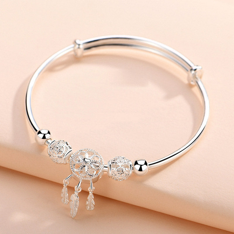 Silbernes Armband mit Traumfänger Anhänger und Perlen elegant.