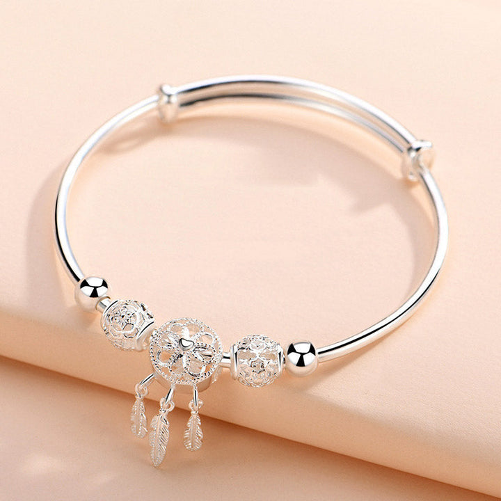 Silbernes Armband mit Traumfänger Anhänger und Perlen elegant.