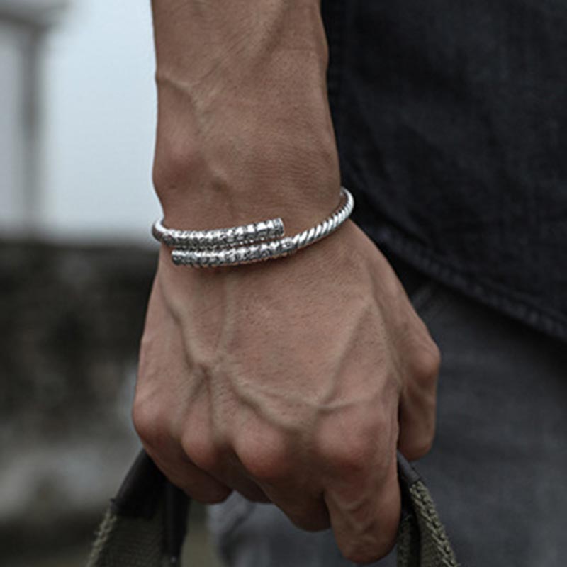Armband Kupfer Herzsutra silberfarben gewickelt am Handgelenk getragen