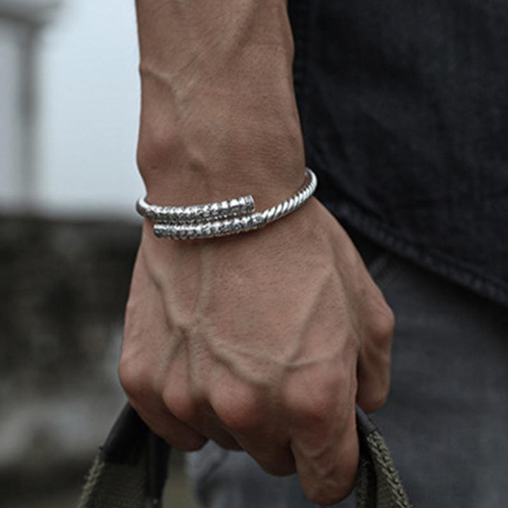 Armband Kupfer Herzsutra silberfarben gewickelt am Handgelenk getragen
