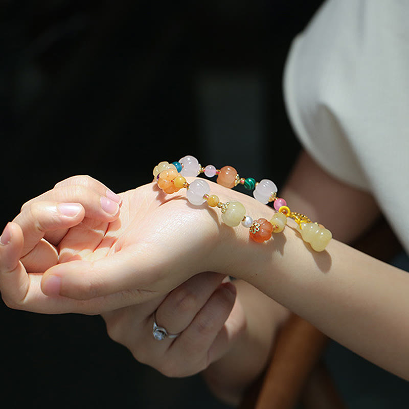 Buntes Kristall Jade Armband mit Perlen am Handgelenk getragen