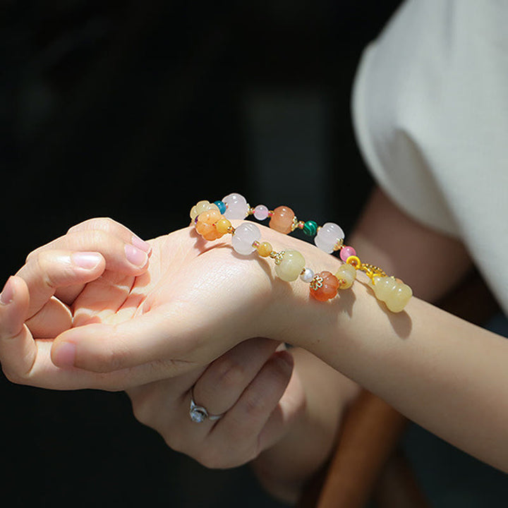 Buntes Kristall Jade Armband mit Perlen am Handgelenk getragen