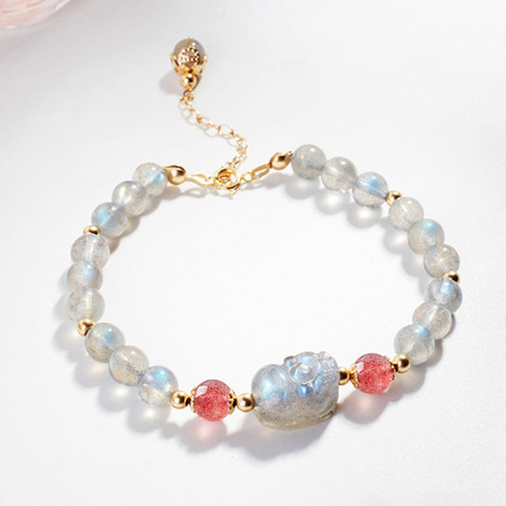 Armband Erdbeerquarz Mondstein Pixiu mit goldenen Perlen elegant.