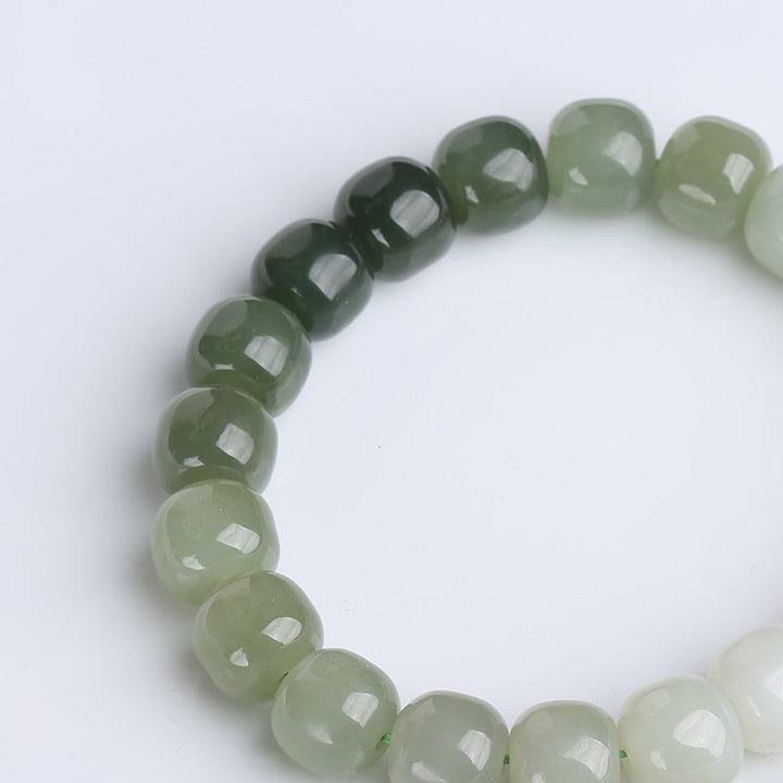 Jade Armband Glück Segen grüne Perlen Nahaufnahme Flachlage poliert
