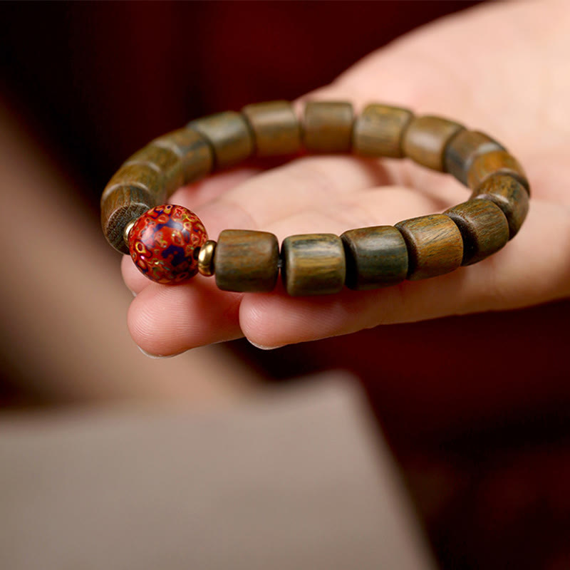 Armband Sandelholz – Frieden Balance mit roter Perle am Handgelenk