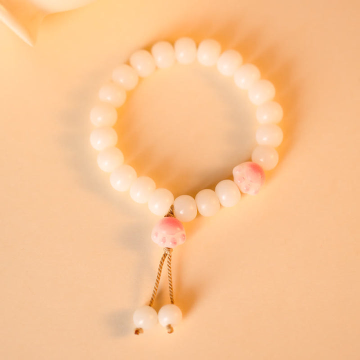 Bodhi Armband mit rosa Perlen und goldenen Accessoires elegant.