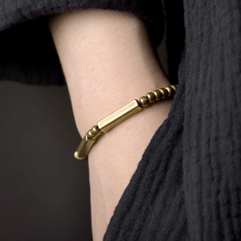 Elegantes Kupfer Armband am Handgelenk getragen mit strukturiertem Design