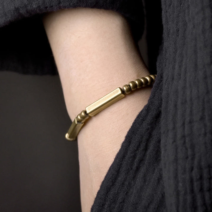 Elegantes Kupfer Armband am Handgelenk getragen mit strukturiertem Design