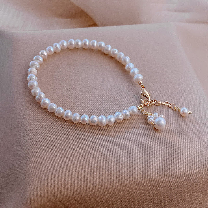 Elegantes Perlenarmband mit Süßwasserperlen und goldenem Verschluss Handgelenk