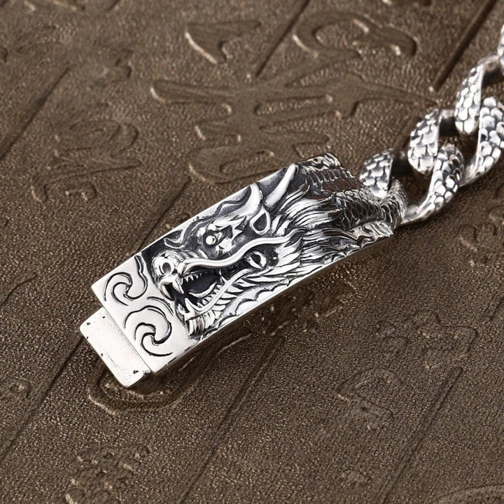 Silbernes Drachen Armband mit detaillierter Gravur auf Textil