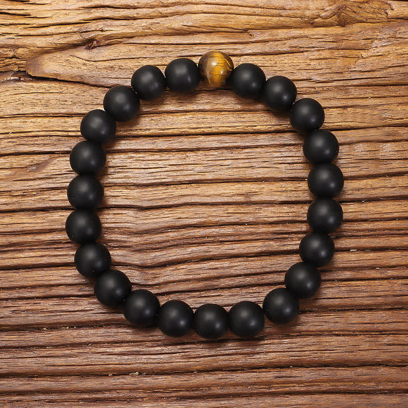 Schwarzes Mala 108 Perlen Tigerauge Armband Holzhintergrund Balance