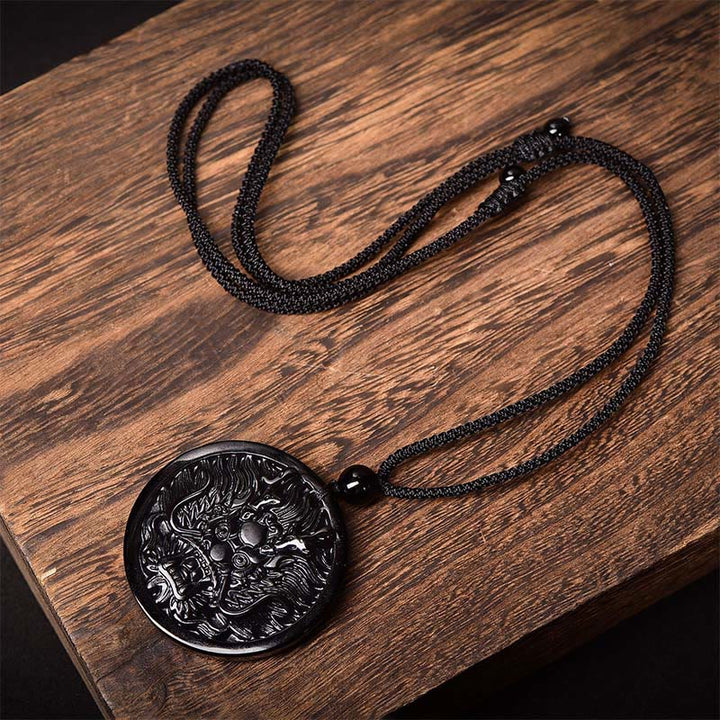 Kette Schwarzer Obsidian Drachen Erfüllung schwarze Schnur auf Holzoberfläche