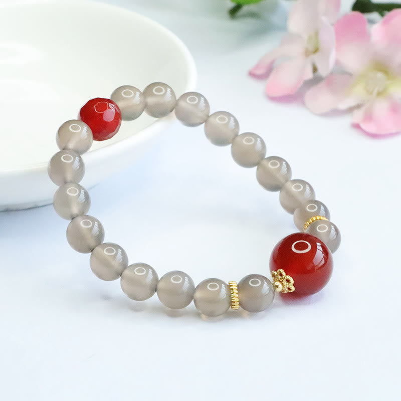 Armband Roter Achat – Harmonie mit graubeigen Perlen elegant gestylt