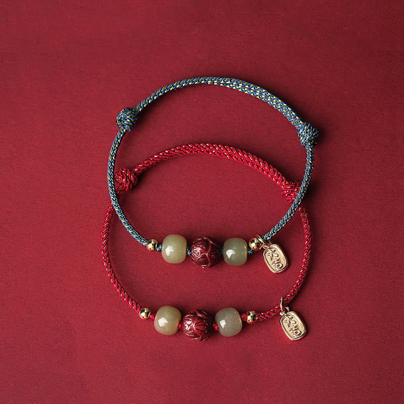 Armband Zinnober Jade Lotus – Glück mit roten Perlen elegant kombiniert.