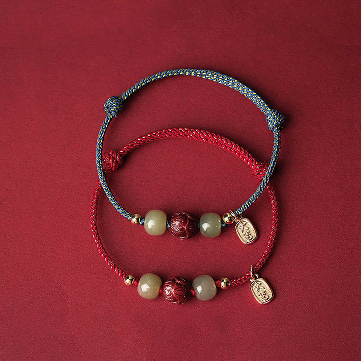 Armband Zinnober Jade Lotus – Glück mit roten Perlen elegant kombiniert.
