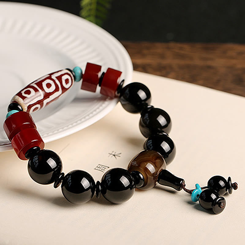Armband Schwarzer Onyx mit roten und türkisen Perlen elegant präsentiert