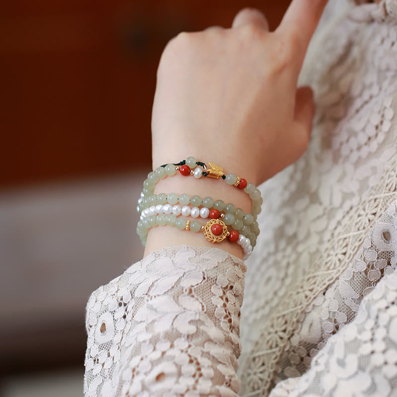 Jade Perlen Armband mit roten Akzenten elegant am Handgelenk getragen