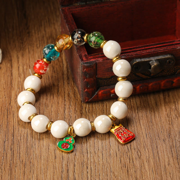Weißes Perlen Armband Kupfer – Frieden mit bunten Glasperlen Charms.