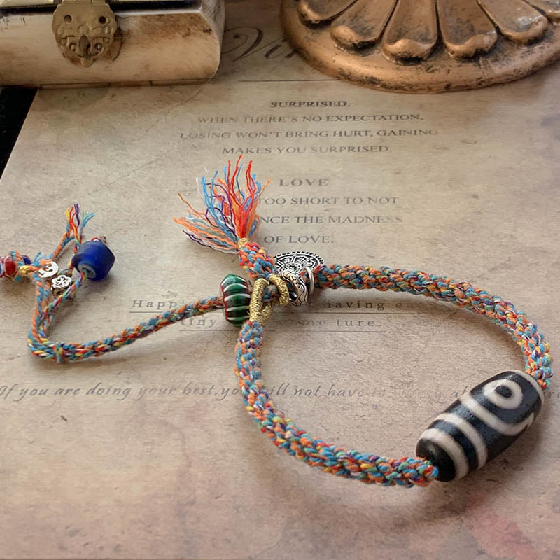 Bunte Baumwollbänder Armband mit silbernen Perlen und Schutzsteinen.