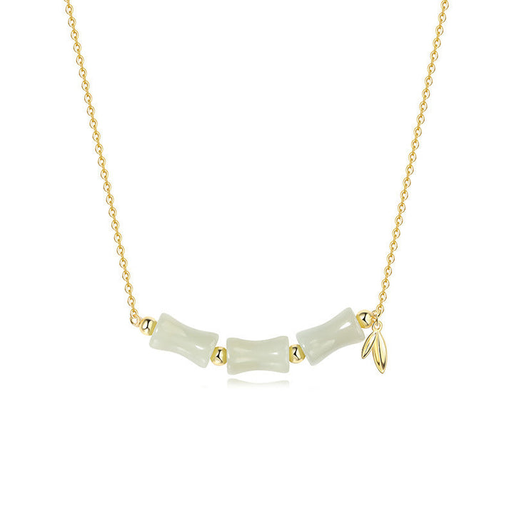 Jade Armband mit goldenem Kettchen und Perlen elegant.