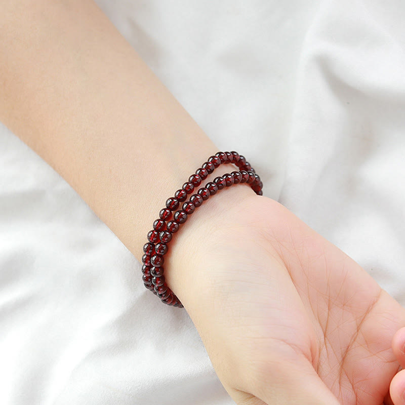 Armband Erdbeerquarz Granat rot glänzend elastisch Handgelenk getragen