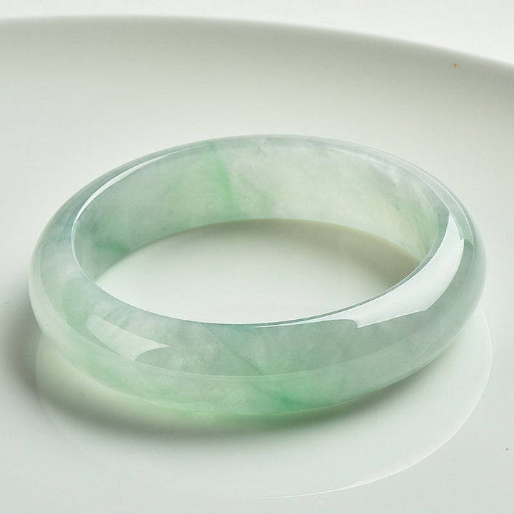 Armband Jade – Glück & Wohlstand, helles Grün, Naturstein, Flachaufnahme.
