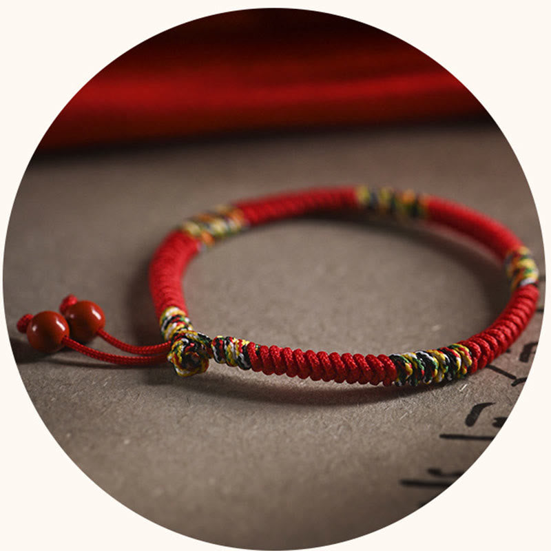 Rotes Armband Fünffarben mit Perlen elastisch traditionell handgefertigt Schutz