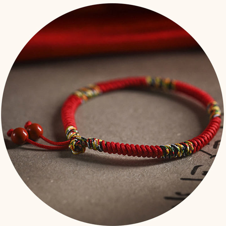 Rotes Armband Fünffarben mit Perlen elastisch traditionell handgefertigt Schutz