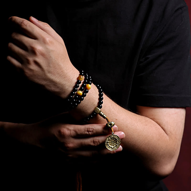 Mala Schwarzer Onyx Tigerauge Armband mit Goldmedaillon am Handgelenk getragen