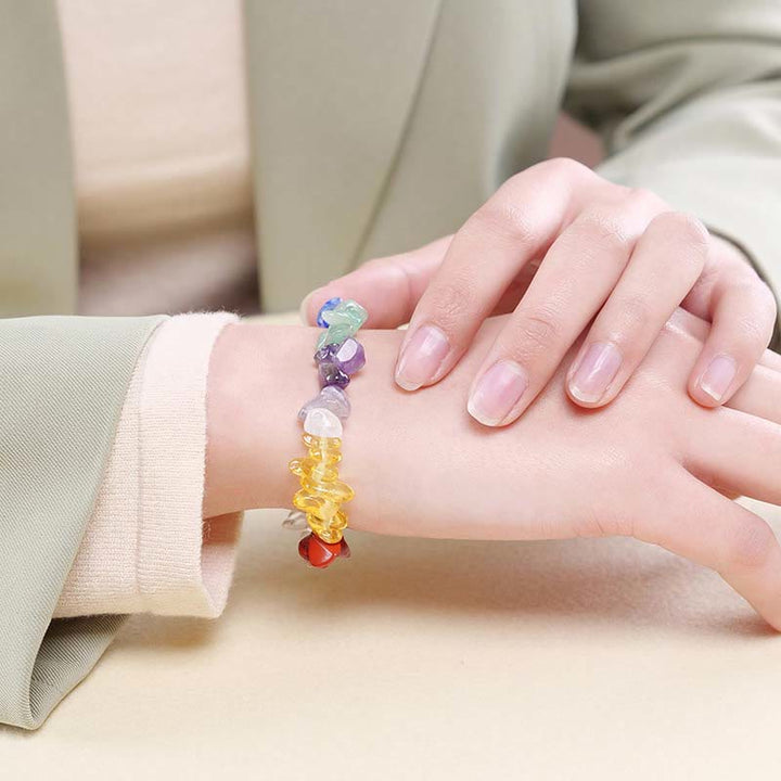 Armband Kristall Wärme mit bunten Steinen am Handgelenk getragen