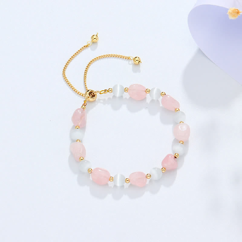 Rosaquarz Armband mit goldenen Perlen und weißen Steinchen elegant.