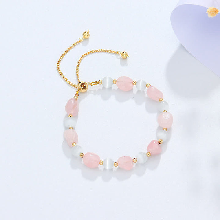 Rosaquarz Armband mit goldenen Perlen und weißen Steinchen elegant.