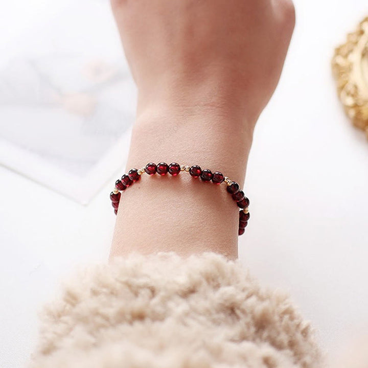 Armband Granat – Ruhe am Handgelenk getragen, rote Natursteine elegant
