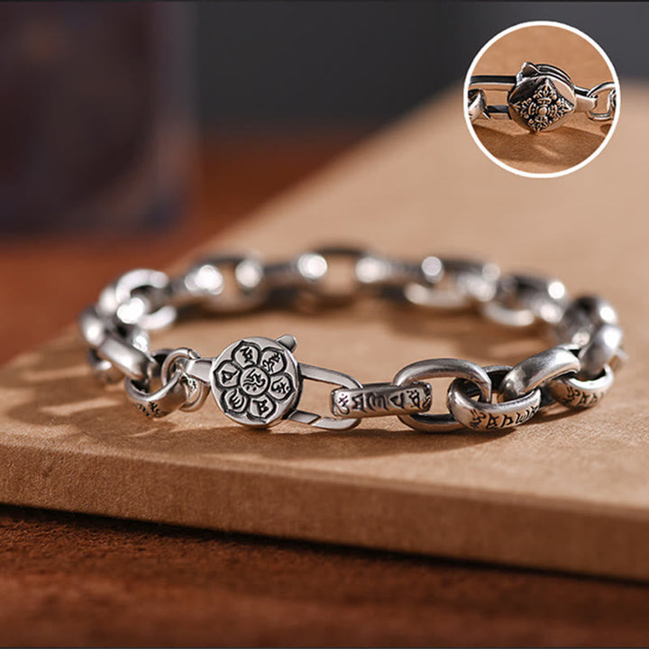 Silbernes Armband Kupfer Om Mani Padme Hum auf Holz Flatlays