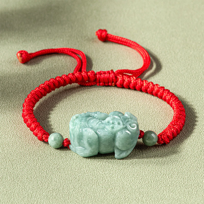 Rotes Armband mit grünem Jade Pixiu – Schutz Anhänger elegant.