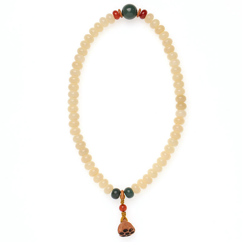 Bodhi Lotus Armband mit hellbeigen Perlen und grünem Stein Anhänger