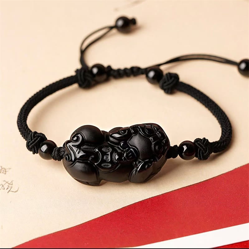 Schwarzes Pixiu Obsidian Armband mit Knotenverschluss elegant präsentiert